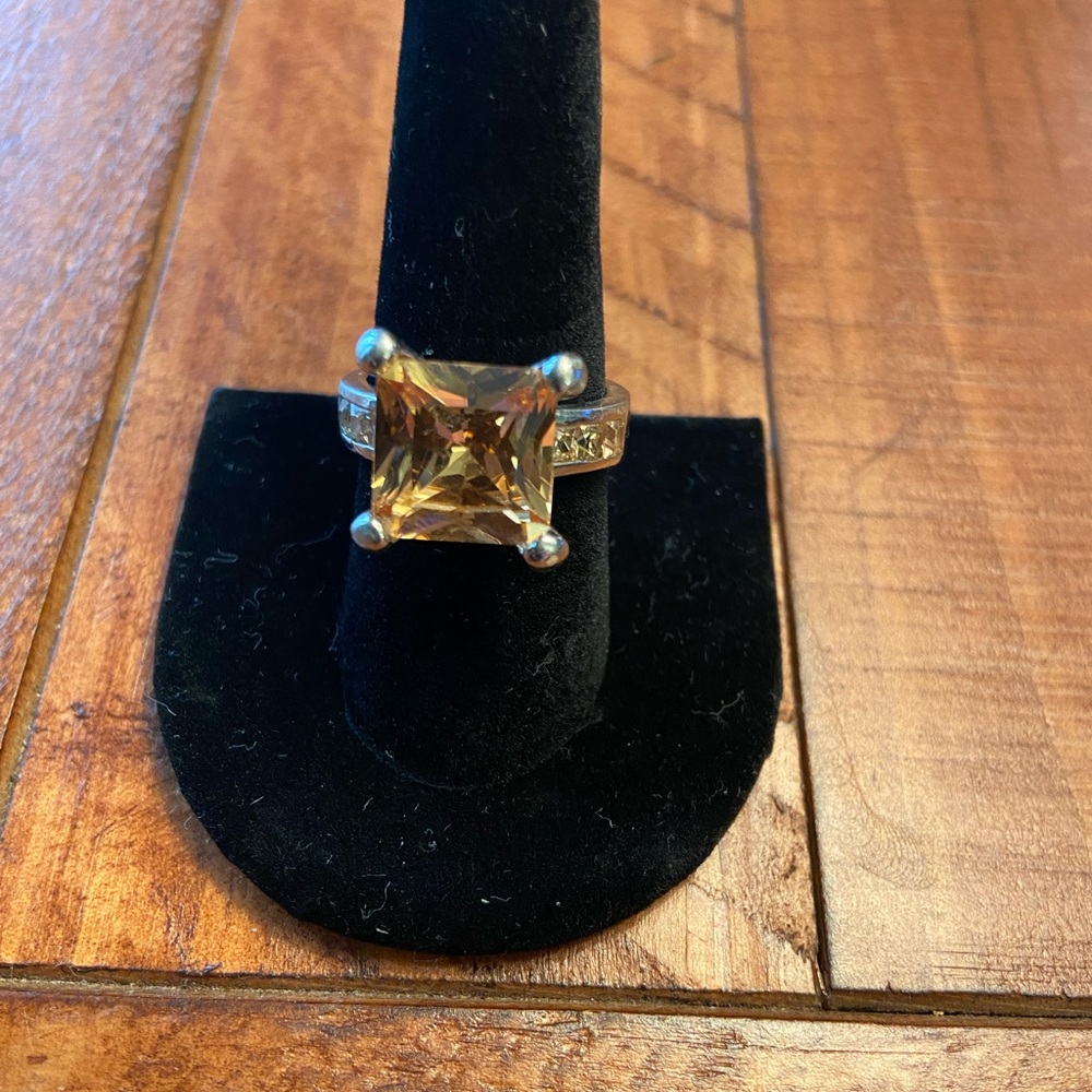 Looks like Honey. Topaz princess cut stone. Size 9 .925